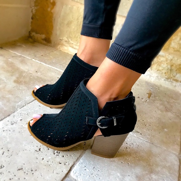 1 LEFT Open Toe Black Wedge Perforated Bootie 8.5 - Picture 2 of 8